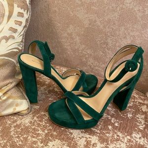 Gorgeous green velvet they would be perfect for st. Patrick’s day